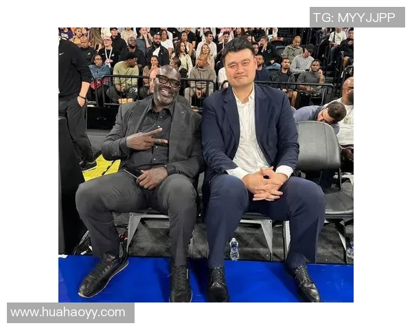 足球明星亲临NBA赛场观战球迷热情高涨的盛况揭秘 足球明星亲临NBA赛场观战球迷热情高涨的盛况揭秘